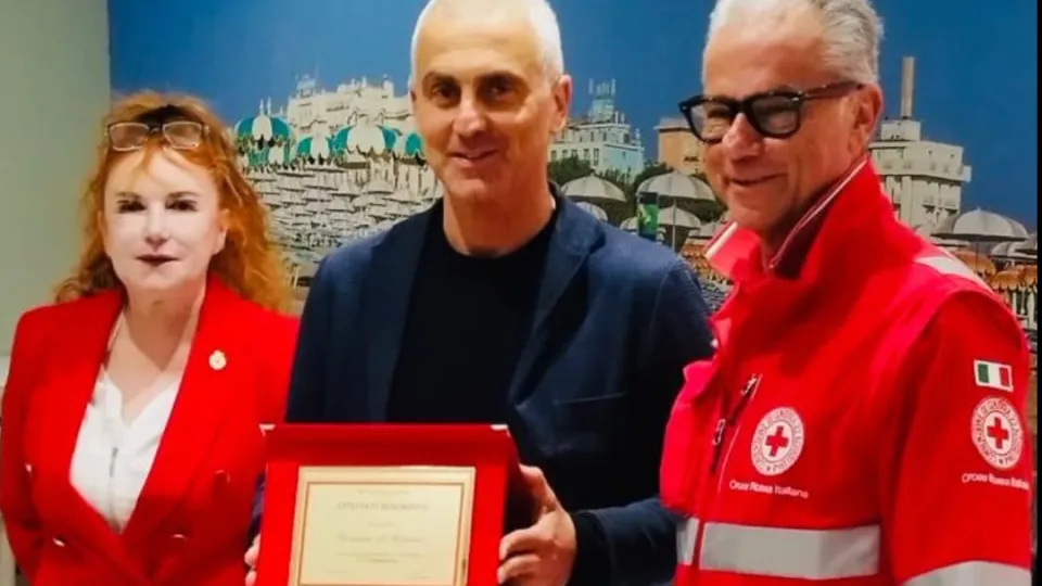 il sindaco riceve la targa dalla Croce Rossa