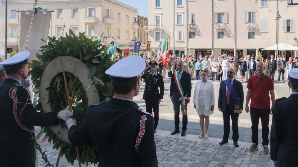 Il sindaco Sadegholvaad di fronte alla corona