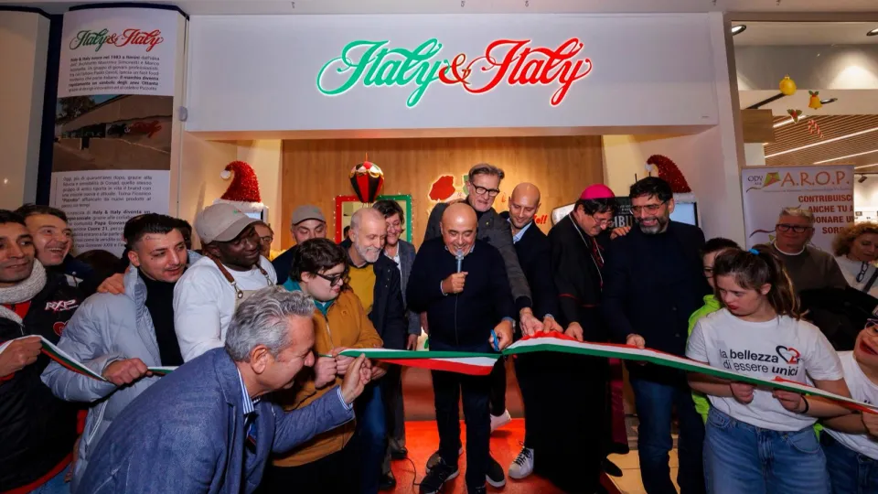 il taglio del nastro al centro Le Befane
