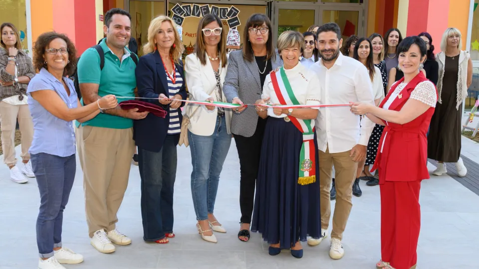 il taglio del nastro della sindaca Angelini insieme all'amministrazione e all'assessora regionale Roberta Frisoni