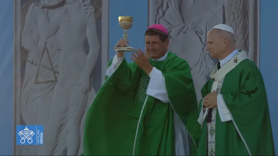 Il vescovo Anselmi insieme a Papa Leone XIV durante la celebrazione della messa