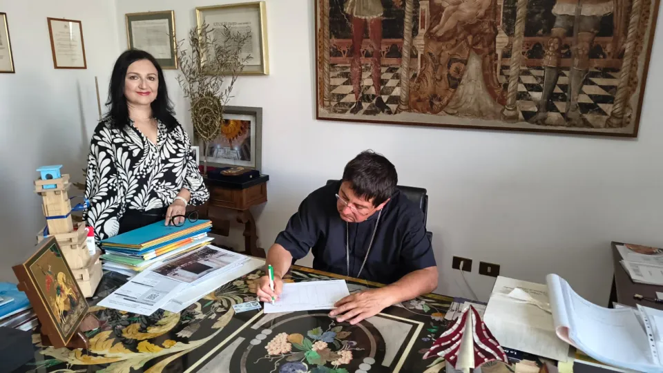 Il vescovo Anselmi insieme alla referente locale Rosanna Frumenzio