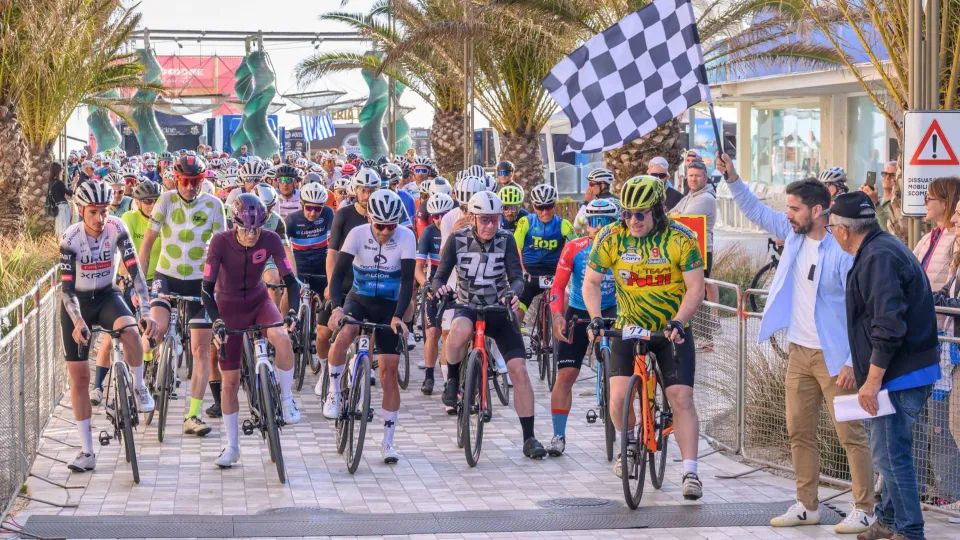 Il via alla Granfondo Riccione 2026