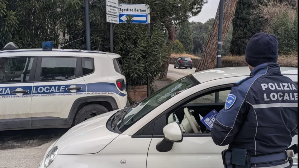 il volantinaggio per l'avvio della nuova Ztl