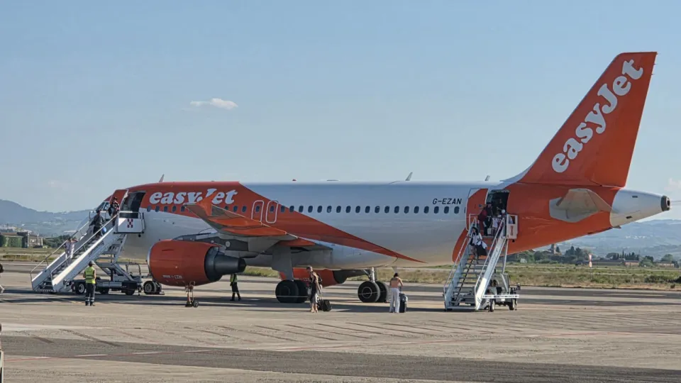 Il volo della EasyJet atterrato al Fellini dopo un problema al motore (foto Migliorini)