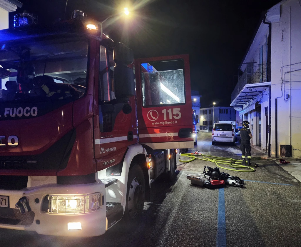 l'intervento dei vigili del fuoco (Adriapress)