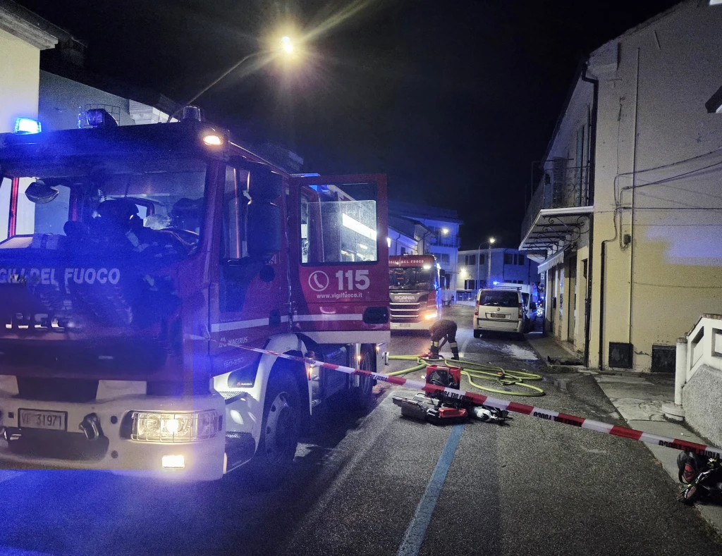 l'intervento dei vigili del fuoco (Adriapress)