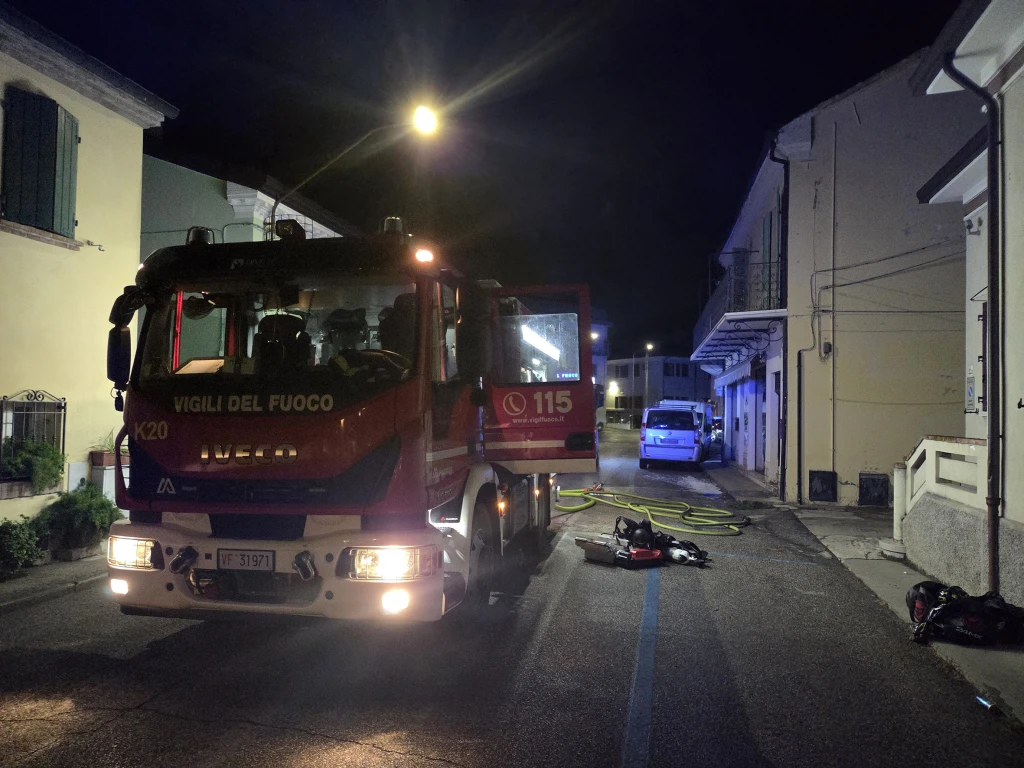 l'intervento dei vigili del fuoco (Adriapress)