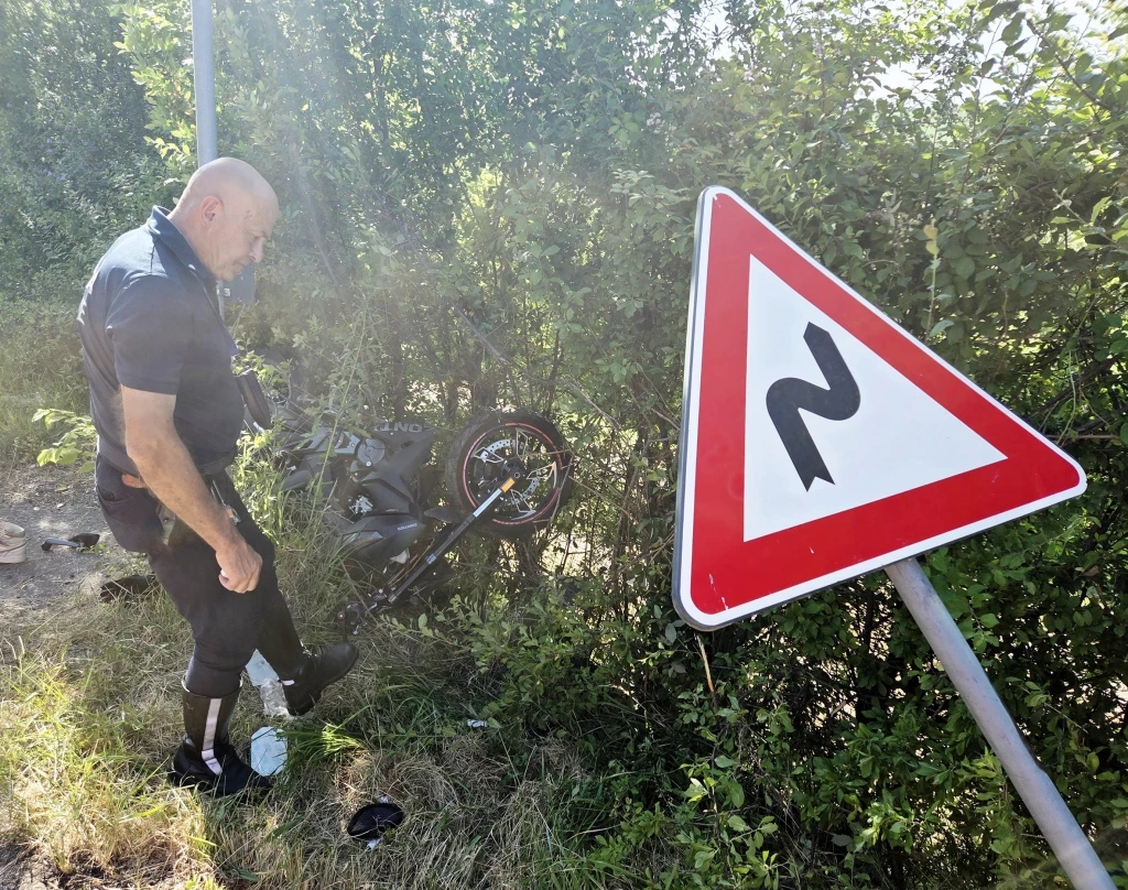 il motorino finito a bordo strada dopo l'impatto (Adriapress)