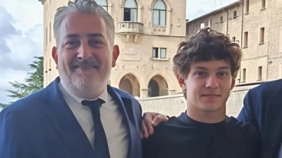 KImi Antonelli insieme al segretario per lo sport