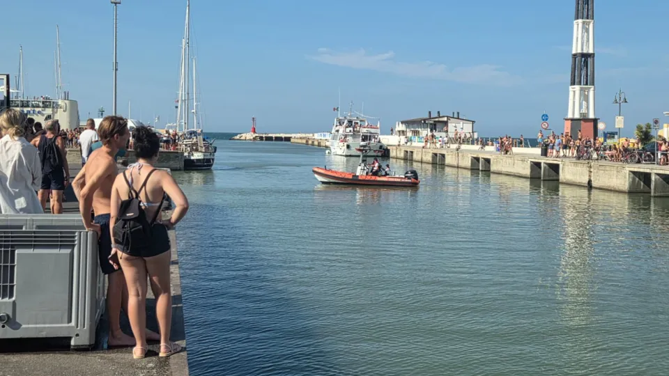 La banchina del porto di Cattolica da cui l'auto è finita in acqua (foto Migliorini)