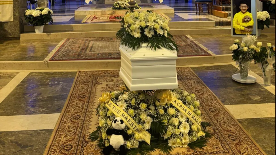 La bara del piccolo Matteo davanti all'altare della chiesa di Pio X