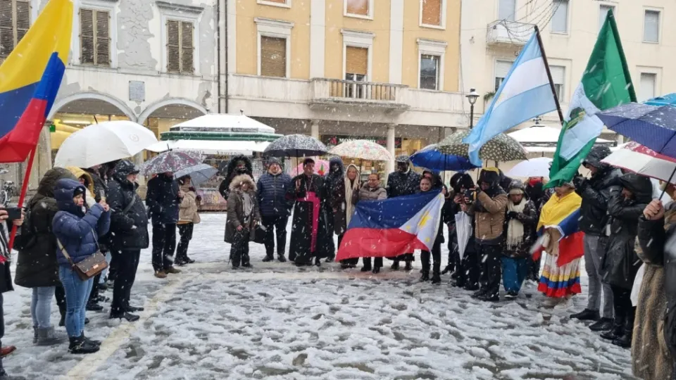 la benedizione della messa dei Popoli sotto la neve in piazza Tre Martiri