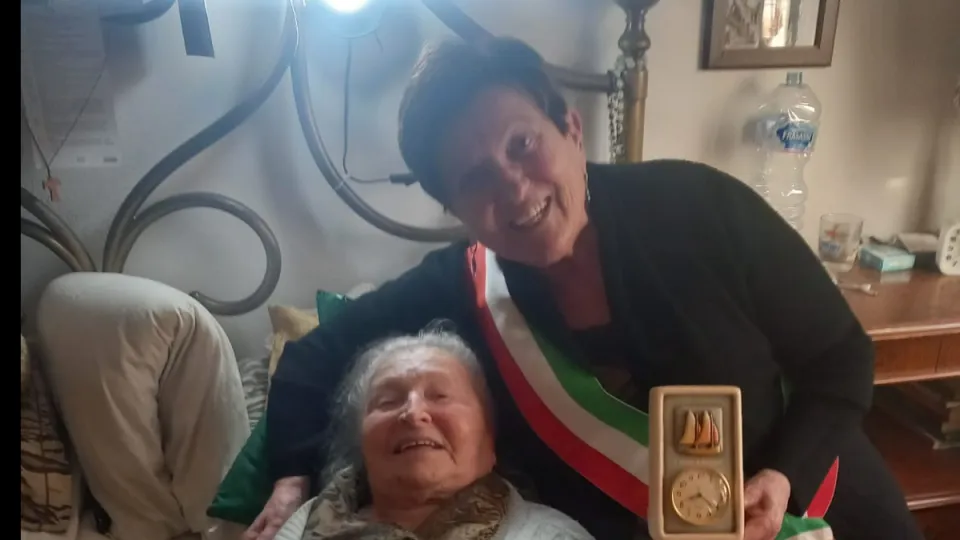 La centenaria Nella Sarti con l'Assessora alla Famiglia Marina Zoffoli