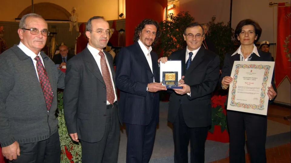 La cerimonia del Sigismondo d’oro 2003 (Archivio Raggi/Riminipress dell’archivio fotografico Gambalunga)