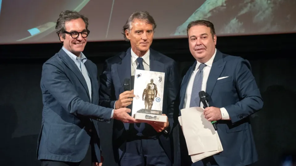 La consegna del premio a Roberto Mancini