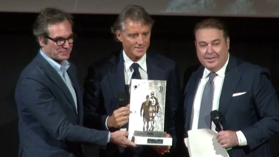 La consegna del premio a Roberto Mancini