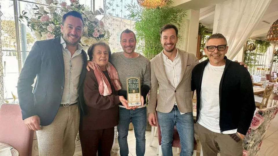 La consegna della targa