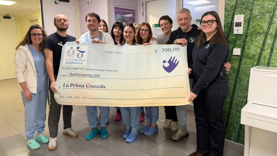 La consegna dell'assegno all'Associazione