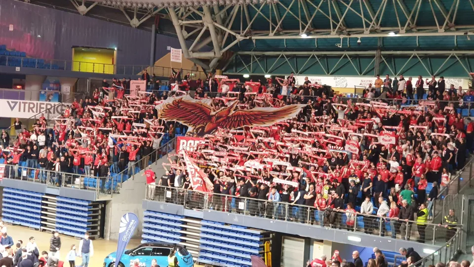 La coreografia dei tifosi riminesi a Pesaro