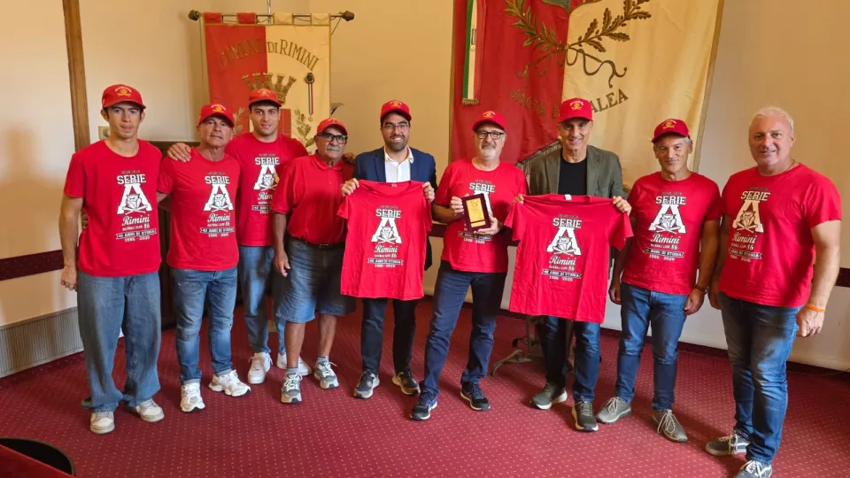 La delegazione del Rimini 86 insieme al sindaco Sadegholvaad e all'assessore Lari