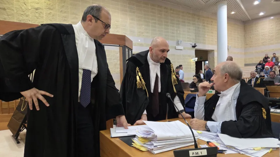 La difesa di Dassilva a colloquio con il pm Paci (foto Migliorini)