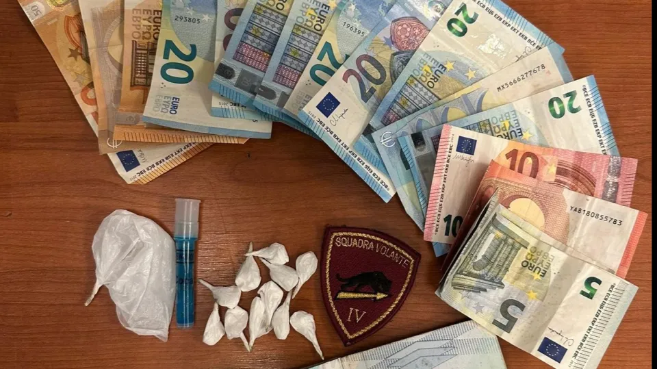 la droga e il denaro sequestrati