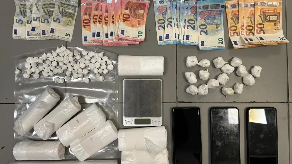 la droga e il denaro sequestrato