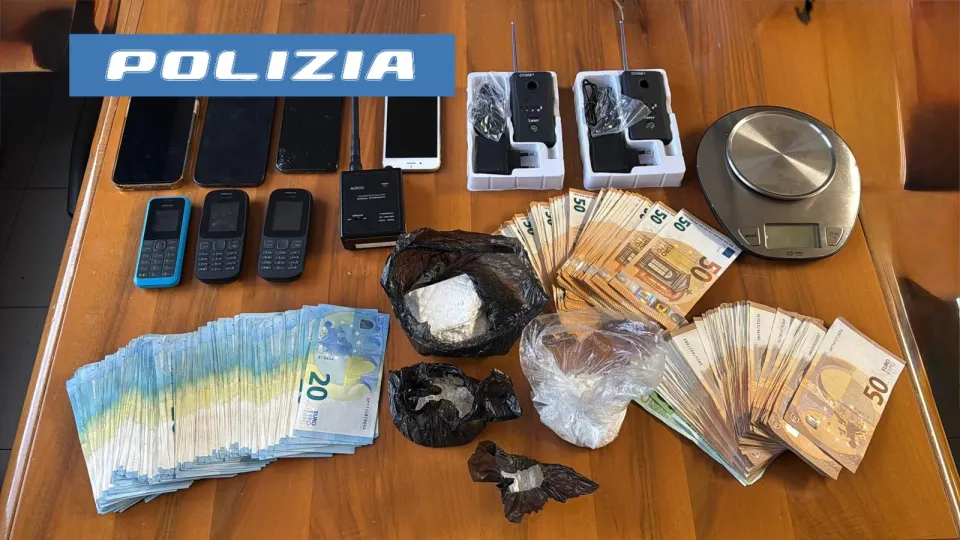 La droga, i soldi e le microspie sequestrate dalla Mobile