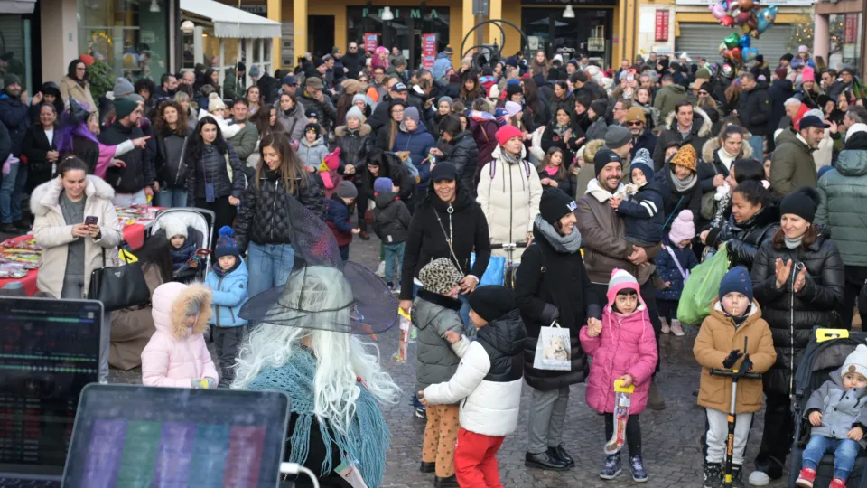 la festa per la Befana, ritarda dalla neve, ha richiamato tanti piccoli riccionesi