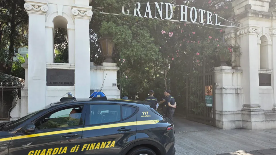 La Finanza davanti al Grand Hotel di Riccione (foto Migliorini)