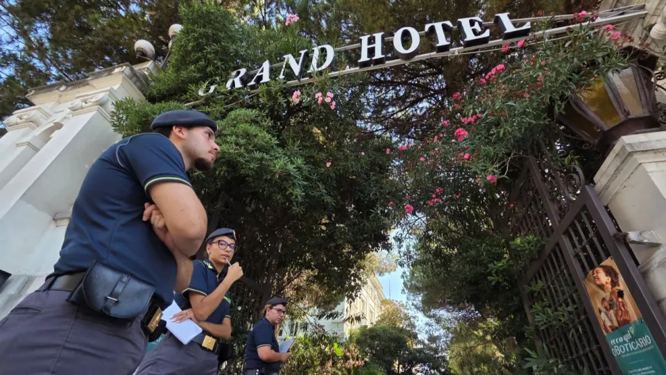 La Finanza davanti al Grand Hotel di Riccione (foto Migliorini)