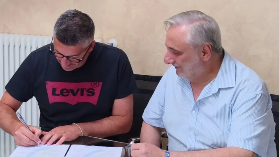 La firma del rinnovo della partnership
