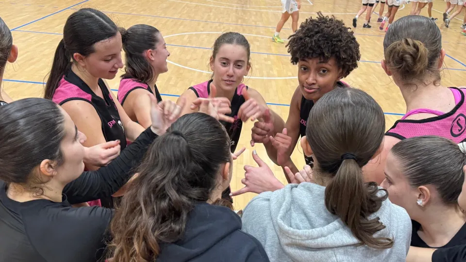 La formazione Under 19 della Ren Auto Rimini Happy Basket festeggia la vittoria