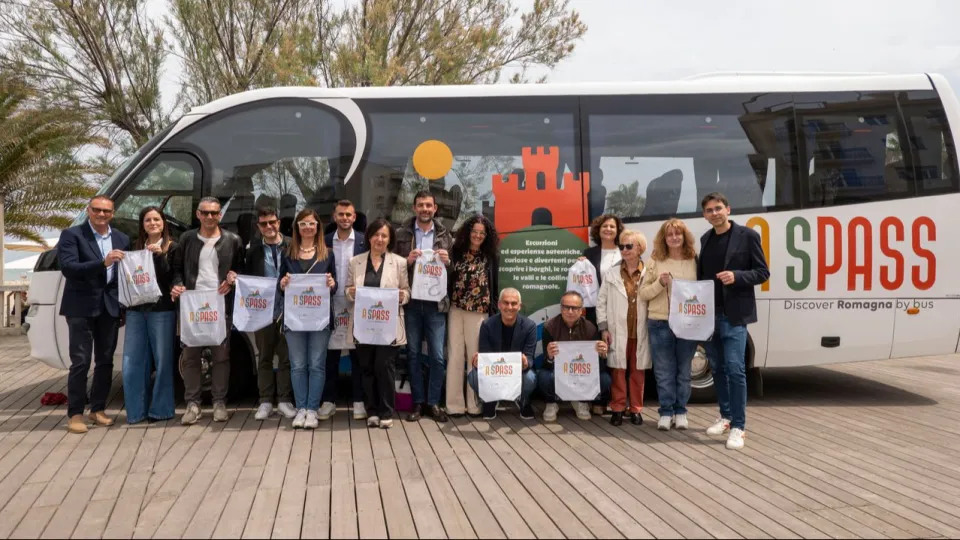 La foto di gruppo con il bus
