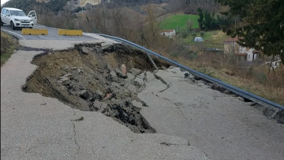 la frana sulla strada provinciale 86 a Sassofeltrio