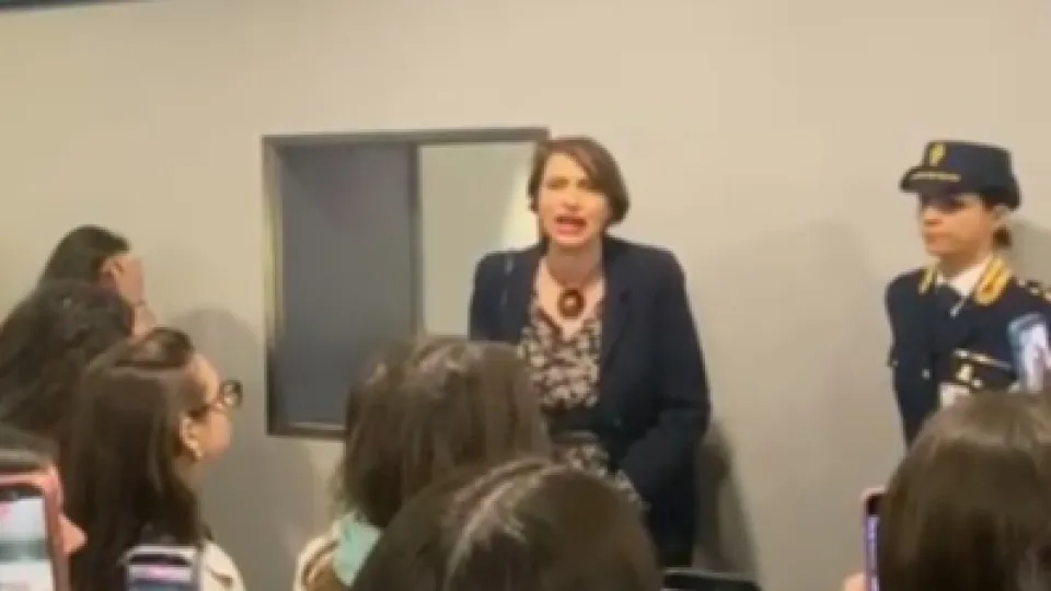 La funzionaria del Ministero che ha accolto i ragazzi all'arrivo a Malpensa