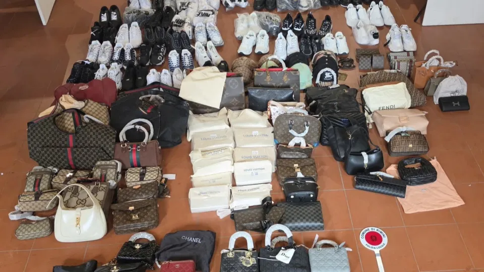 la merce contraffatta sequestrata