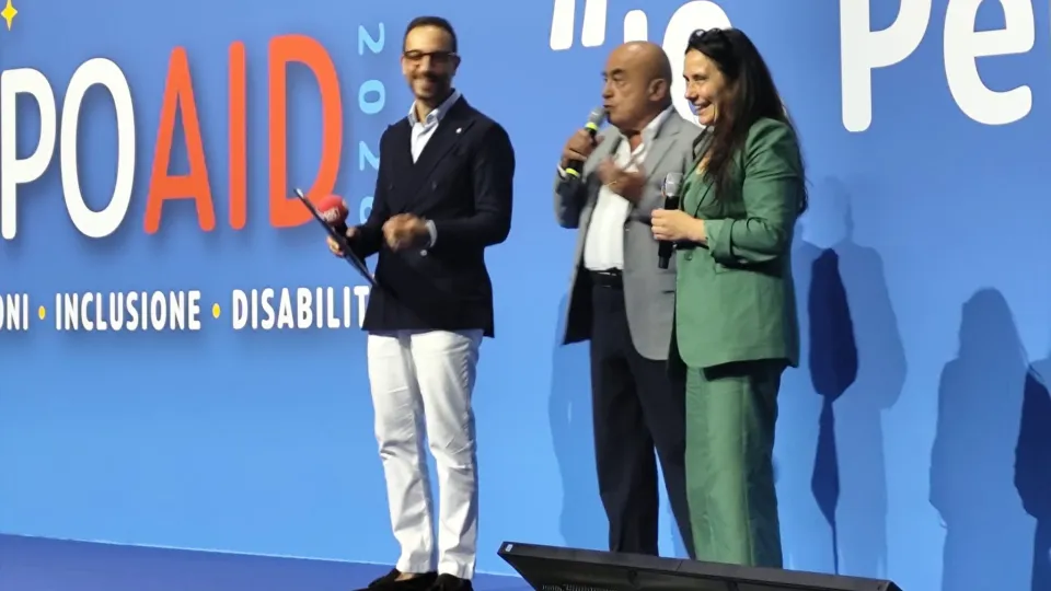 La ministra per le disabilità Alessandra Locatelli sul palco insieme a Paolo Cevoli