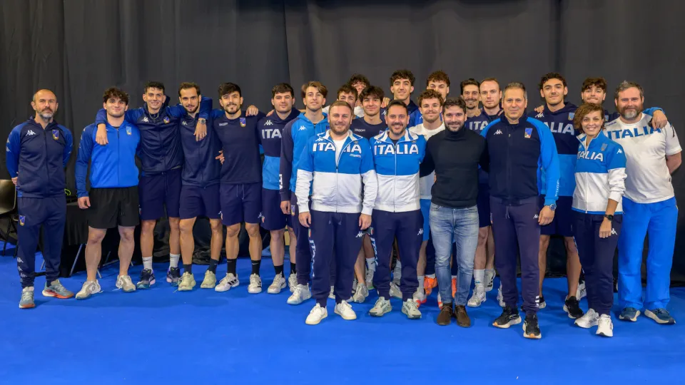 La Nazionale azzurra di sciabola insieme all'assessore Simone Imola