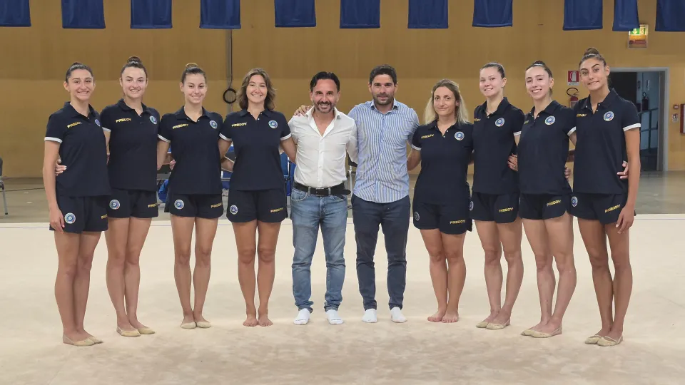 La Nazionale Italiana di Ginnastica Ritmica insieme al presidente della Ginnastica Riccione Academy, Francesco Poesio, e all'assessore Simone Imola