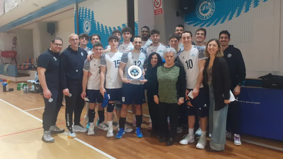 La nazionale sammarinese riceve il trofeo per il primo classificato