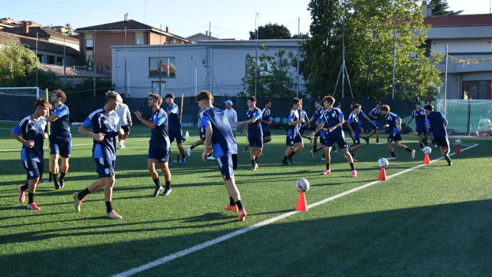La Nazionale Under 21 di San Marino durante un allenamento (©FSGC)