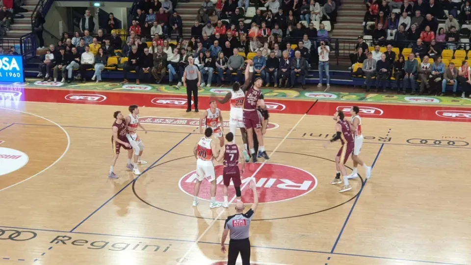 La palla a due del match del Flaminio di regular season tra Rimini e Livorno