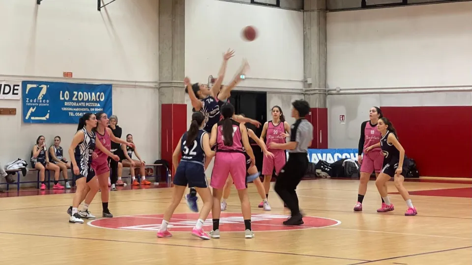 La palla a due della partita Under 19