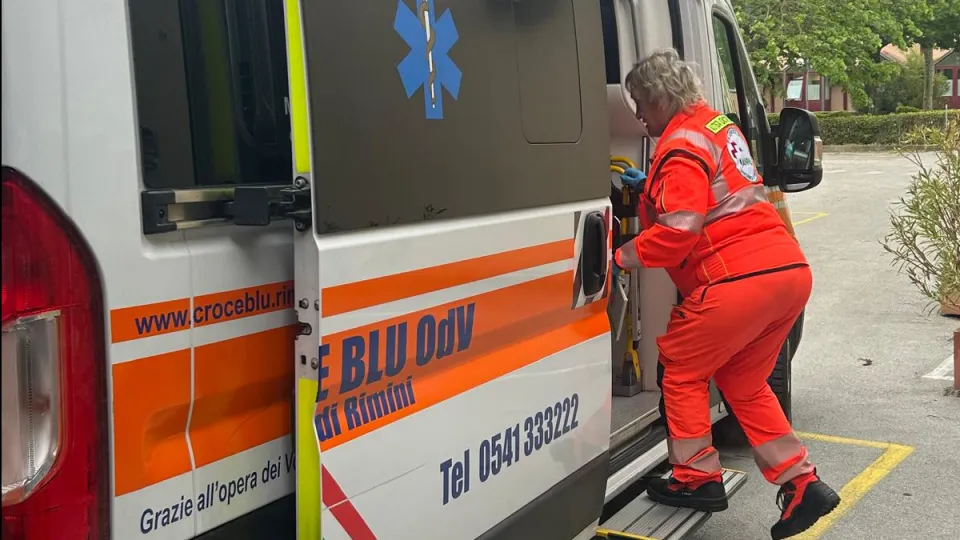 la partenza a bordo dell'ambulanza della Croce Blu