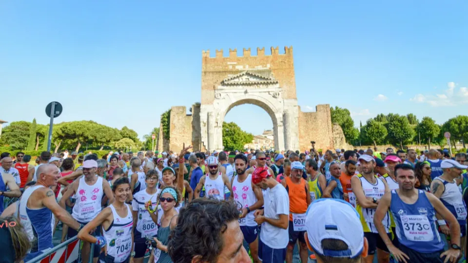 La partenza dall'Arco d'Augusto