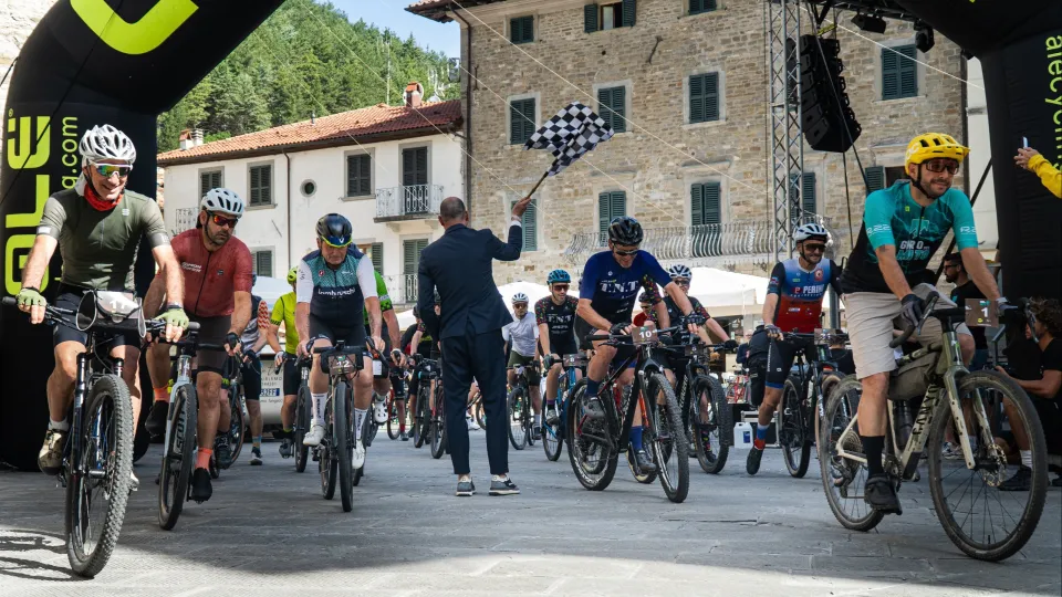 La partenza Gravel con il Sindaco di Bagno di Romagna, Enrico Spighi (©REC x River22 Sporting Club)