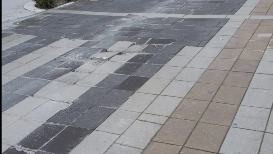 la pavimentazione rovinata del lungomare di Cattolica