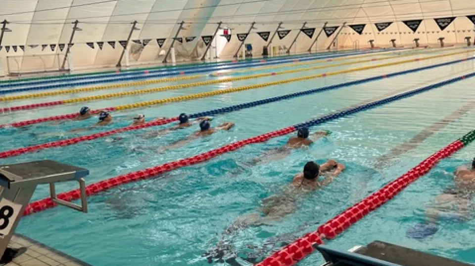 La piscina olimpionica esterna coperta